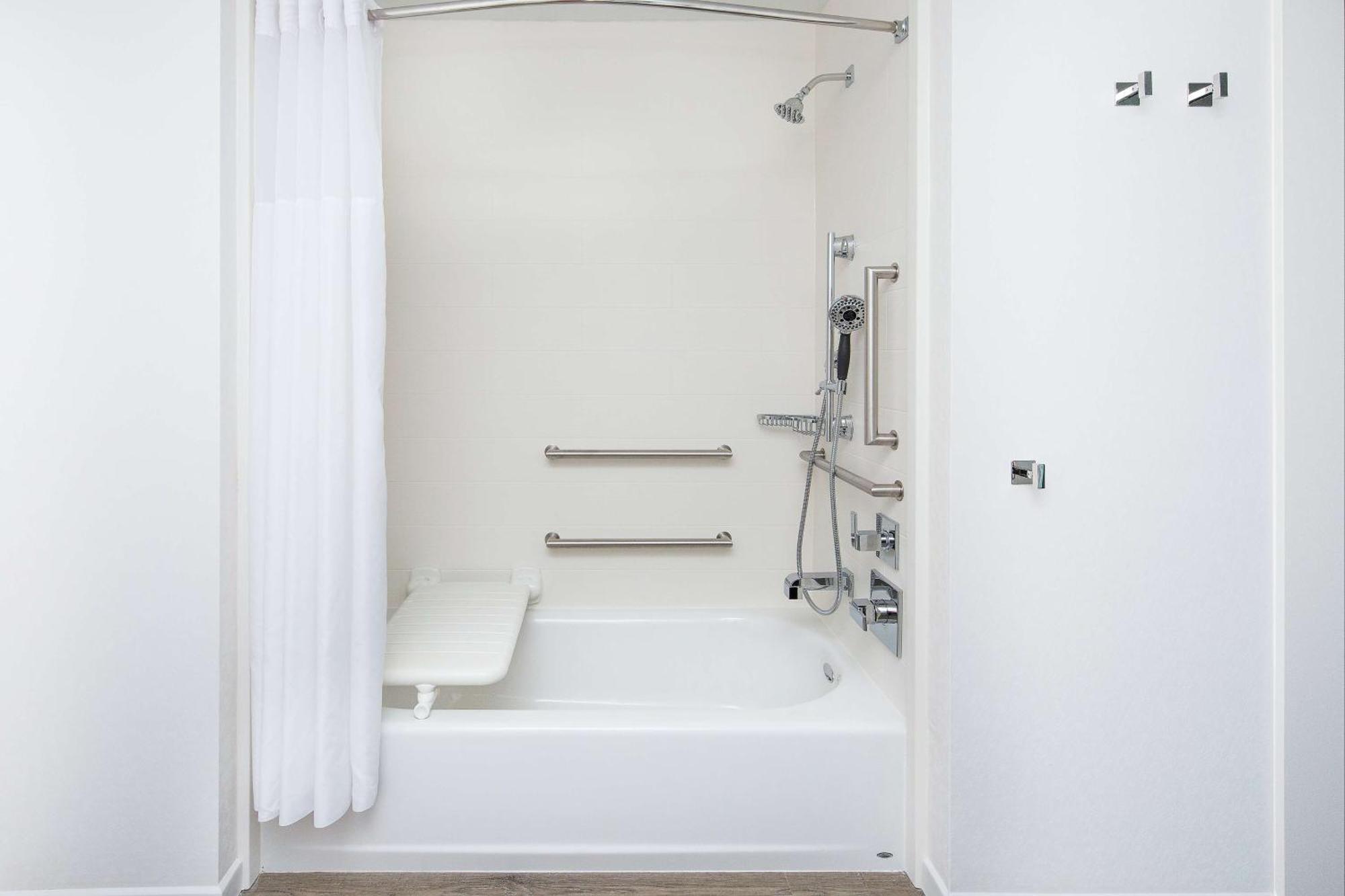 Queen Room with Two Queen Beds and Bath Tub - Water View/Disability Access
